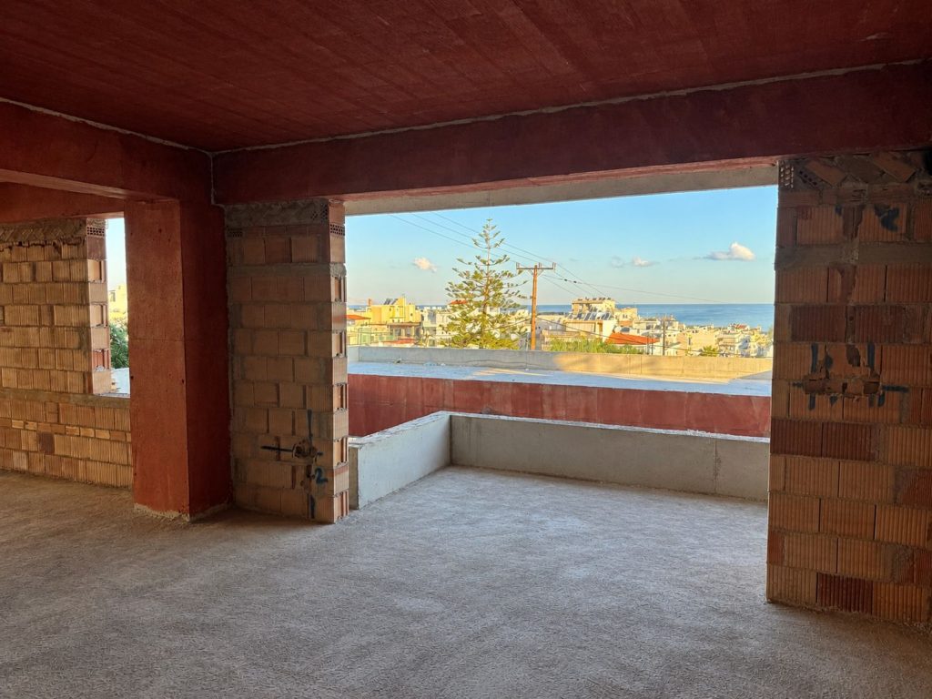 A room in an apartment with the first masonry walls and a sea view.