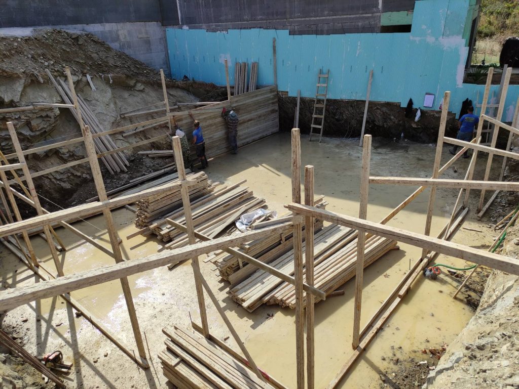 The foundation pit with groundwater between the formwork.