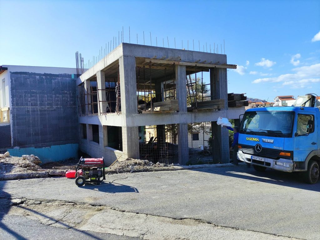 The house's load-bearing structure from the street, with the starter bars for the upper floor.