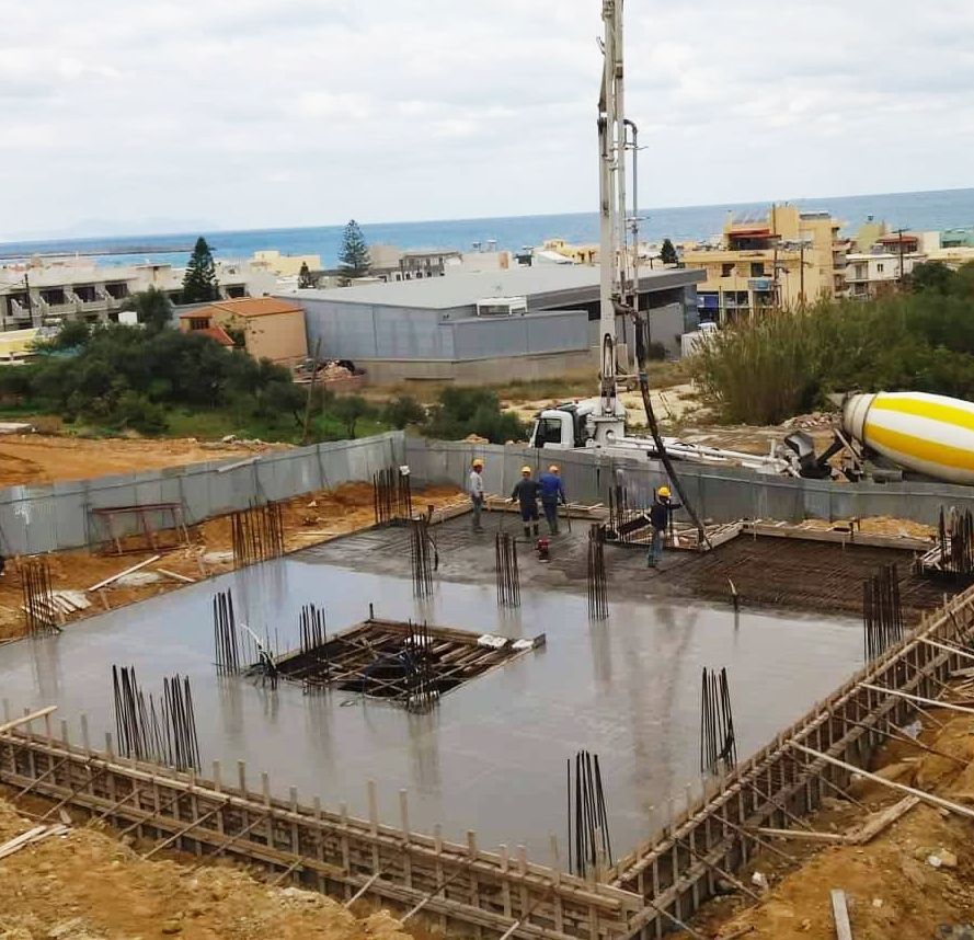 Pouring a slab with a concrete pump, with the sea in the background.