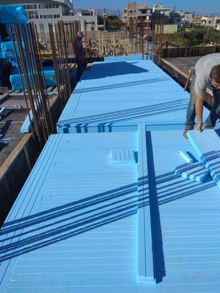 Laying thermal insulation boards on the formwork before the concrete pour.