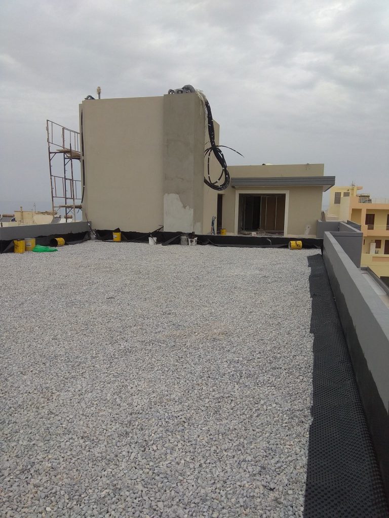 A layer of gravel over the roof terrace insulation.