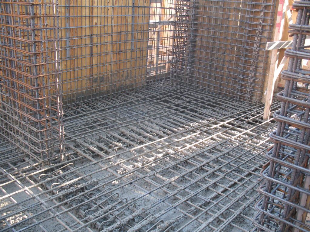 The reinforcement of the foundation and the columns, before the concrete pour.