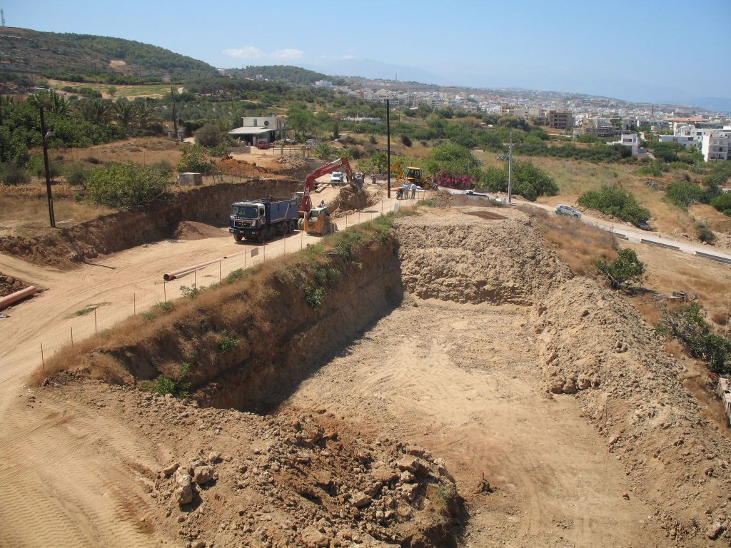 Excavation of the plot, with the town of Rethymno and the sea in the background.