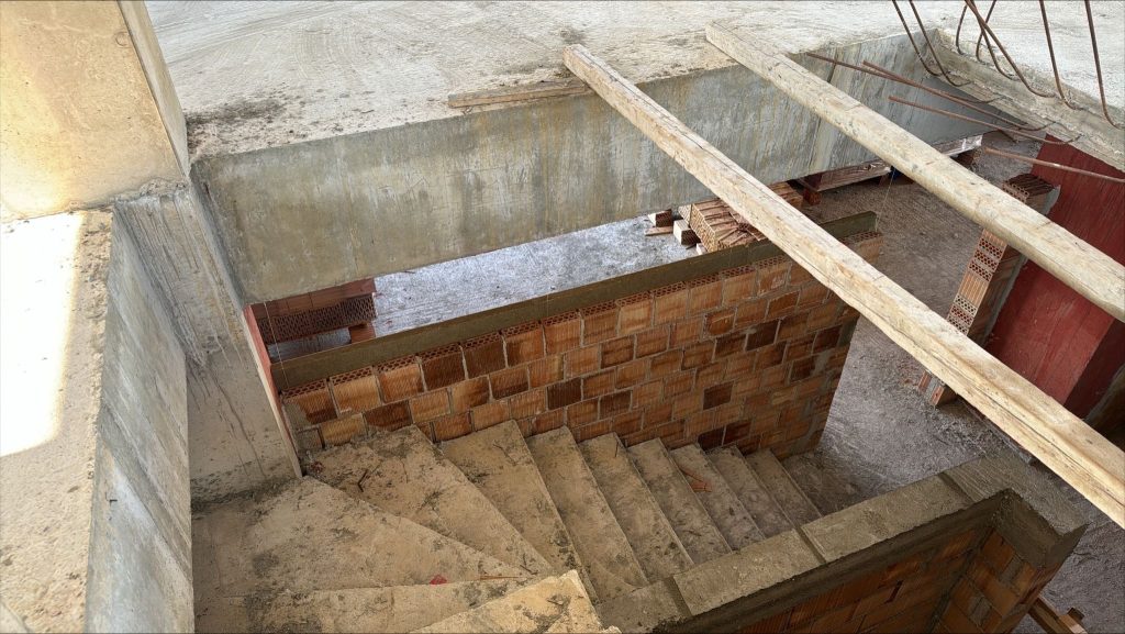 The reinforced concrete stairwell, with the first masonry walls.