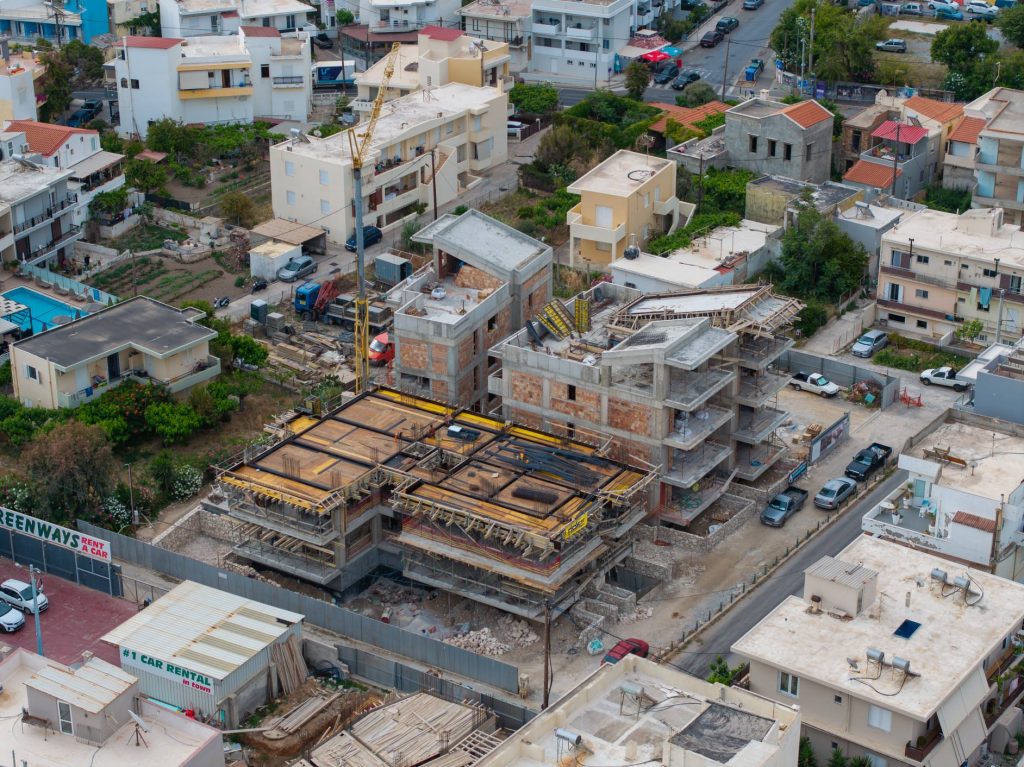 The load-bearing structure of the buildings from above, with the crane and the formwork for the last slab.